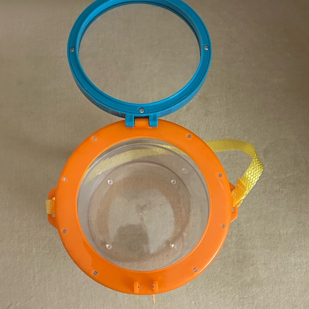 Bug Collection Container with Magnifying Top - Picture 2 of 3